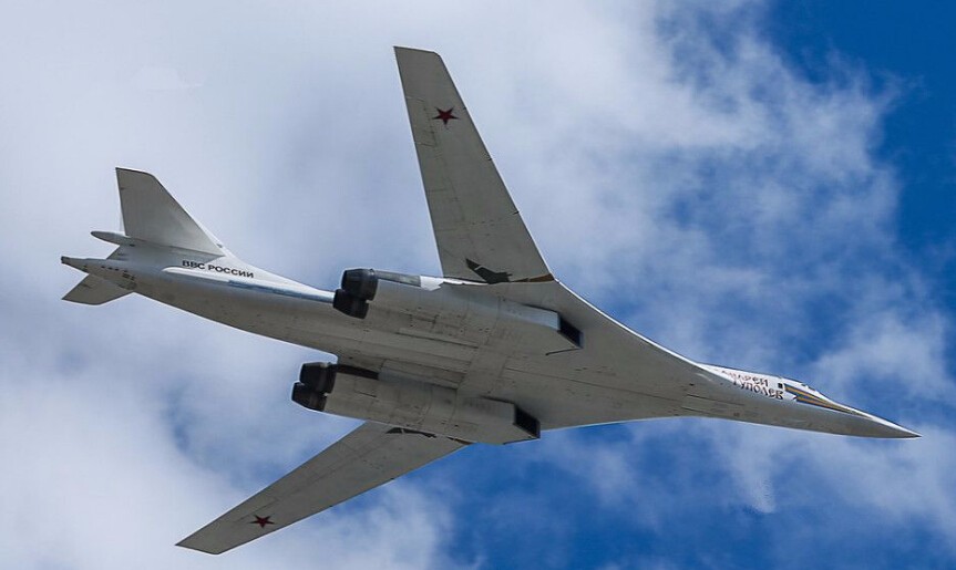 图160轰炸机,一架安-124重型运输机和一架伊尔62军机从俄机场起飞