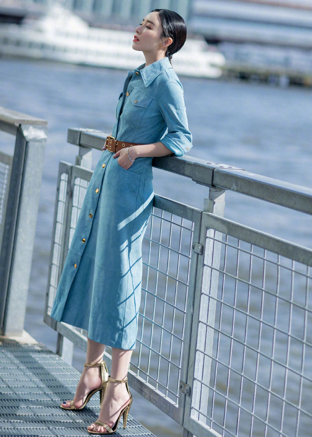 简约蓝色连衣裙穿出女性魅力,这气质好到爆棚