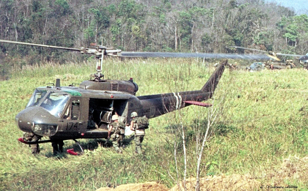 没有它们美军该怎么办飞翔在越南上空的休伊直升机