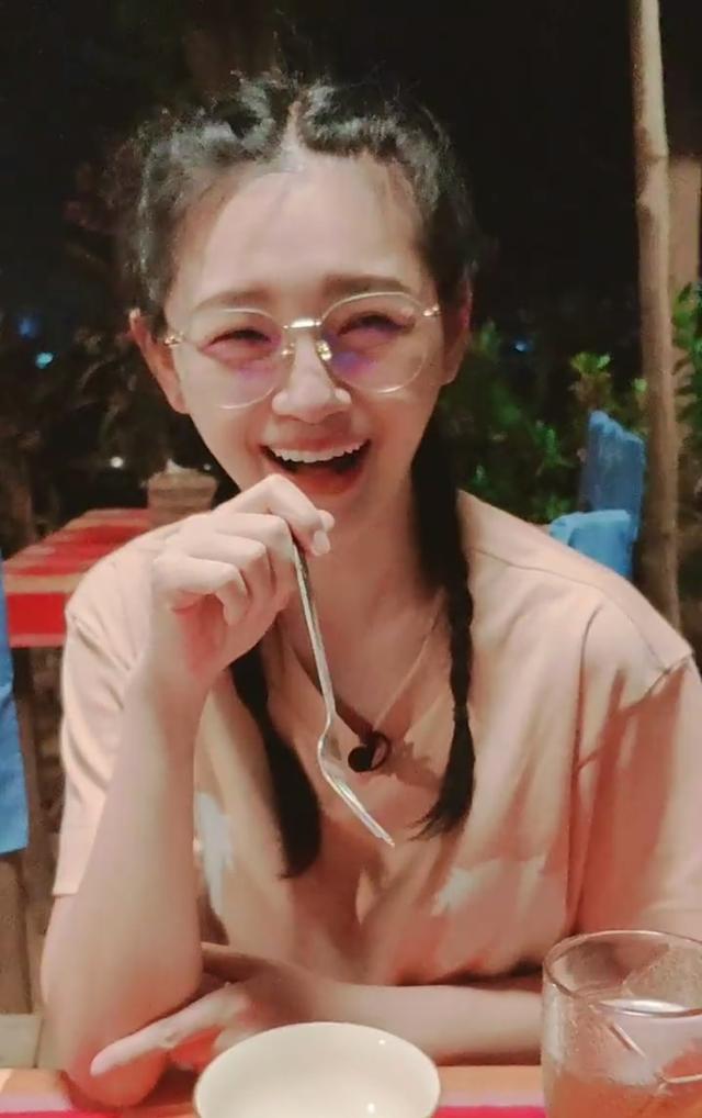 其实小s是和大s,范晓萱,阿雅一起录制节目了,所以一走就是一周多