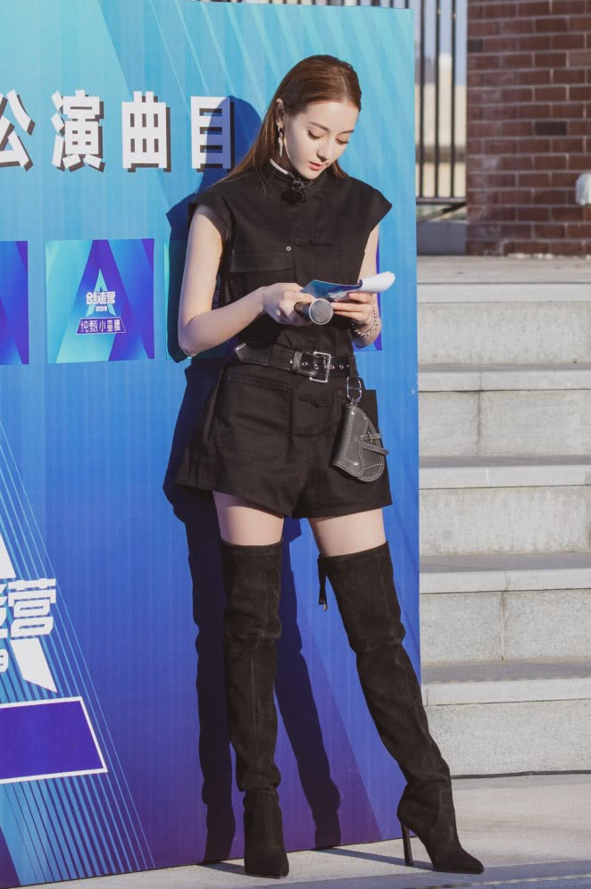 看创造营啥也没记住就记住热巴的甘蔗腿把长靴穿成堆堆袜