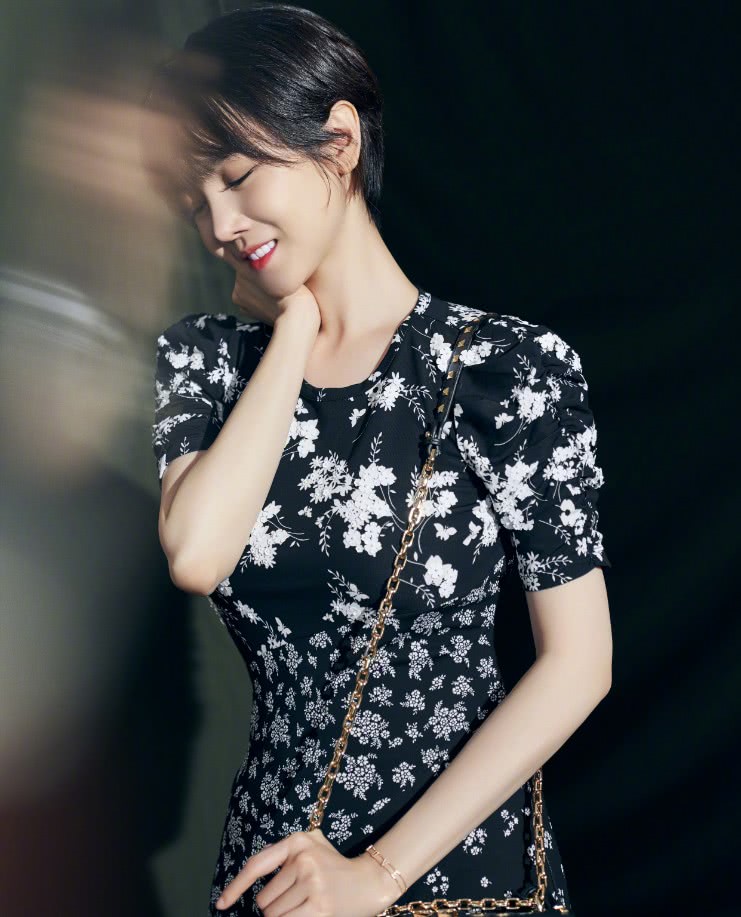 作天作地的晋小妮戏外征服于小彤看完她的穿搭秒懂了