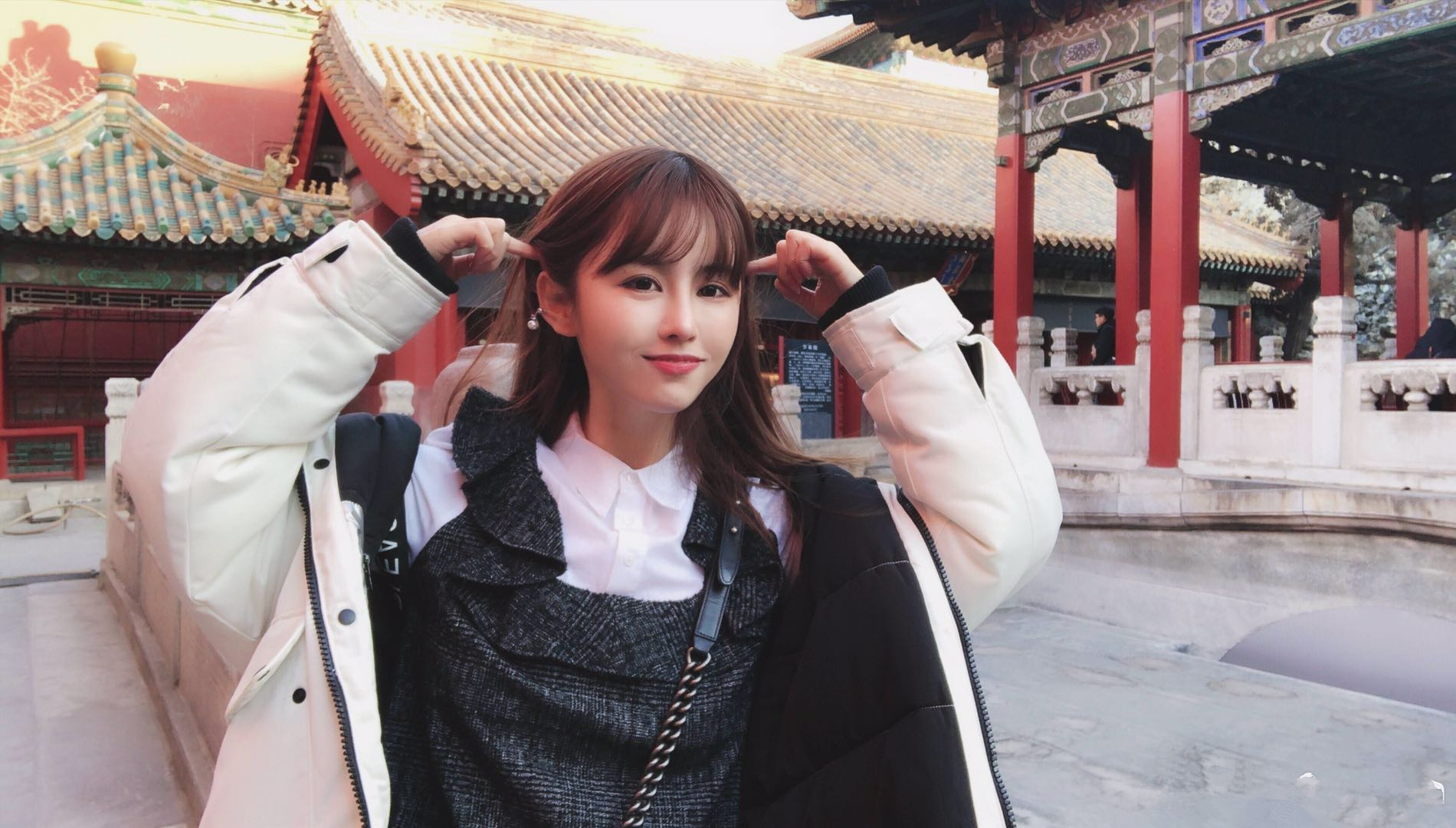 成为虎牙十大主播之后韦神狂晒女友美照,轩子巨2兔都比不上?