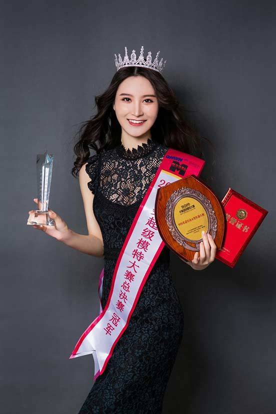 大连女孩刘伊雪在中美超级模特大赛中国区总决赛中荣获冠军