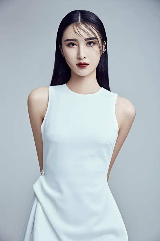 大连女孩刘伊雪在中美超级模特大赛中国区总决赛中荣获冠军