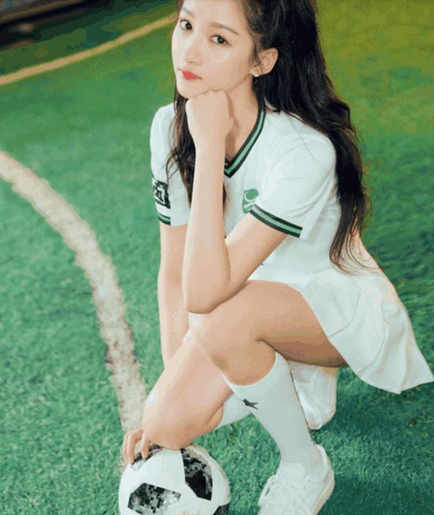 关晓彤穿着短裙踢足球, 网友惊叹其大长腿, 太长了!