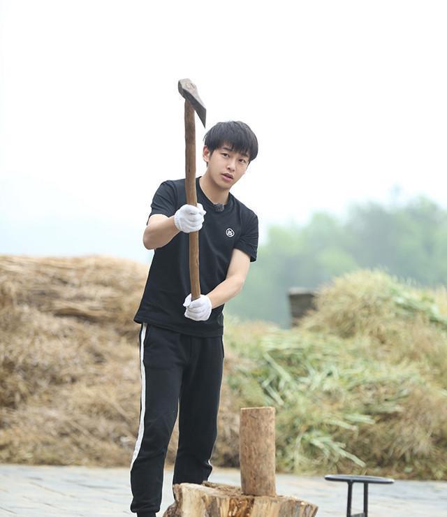 身高同是一米七十八彭昱畅在剧中怎么比老蒙总矮了半截