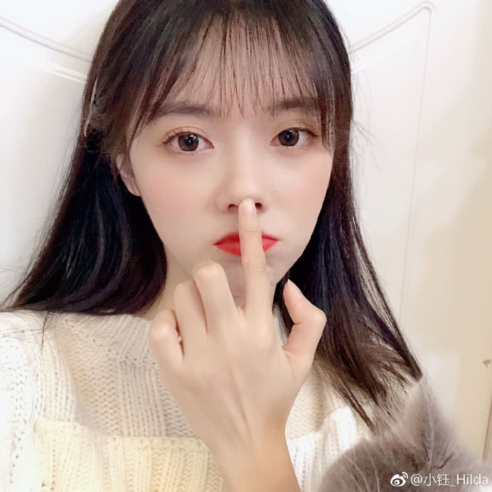 小钰100万粉丝福利众人要求穿泳装她称不敢穿怕被宋义进打