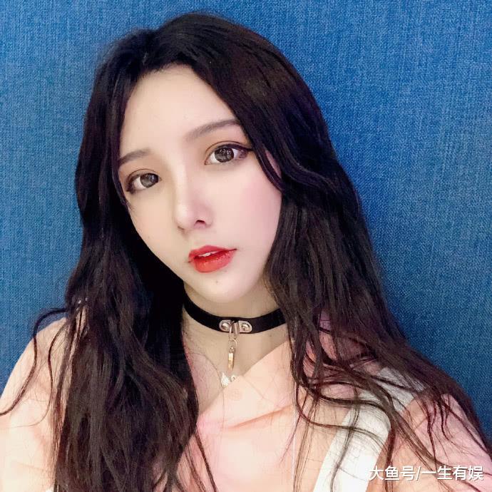 艾比晒自拍神似洋娃娃零下气温短裤热舞看样子恢复得不错