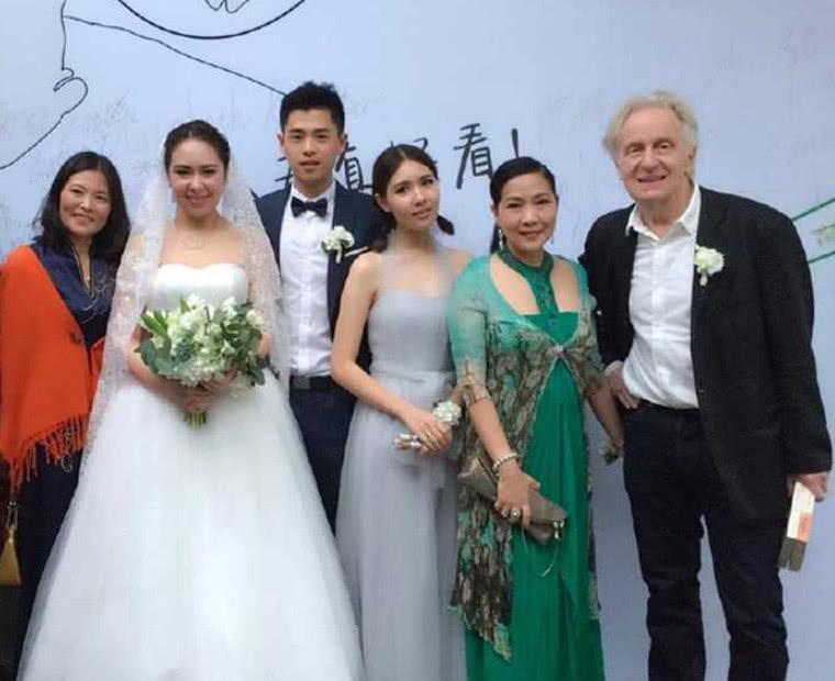 58岁沈丹萍近照, 嫁大14岁洋老公恩爱多年, 俩混血女儿颜值高