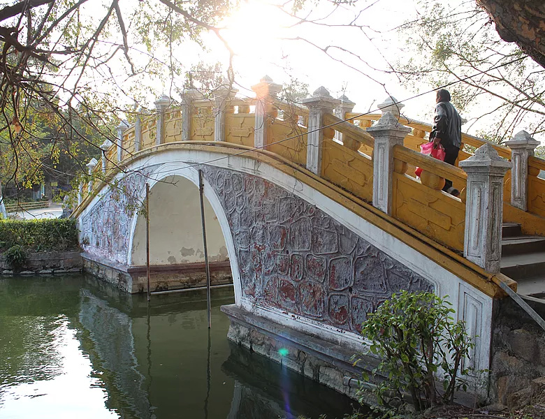 中山公園有個玉鑑湖湖上有座九曲橋故事知多少