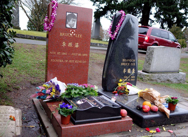 实拍"李小龙"墓地:身旁由长子陪伴,墓碑上12个字意味深远