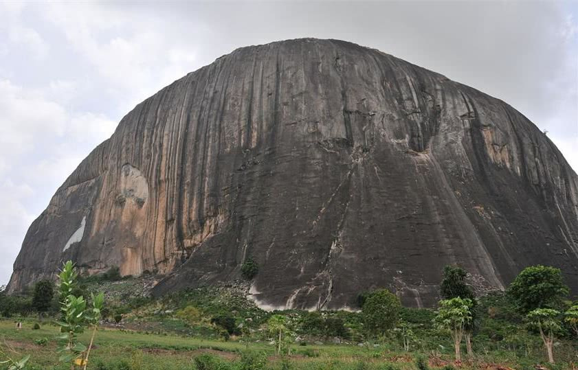 世界最大的巨石,有1000多米高的单体岩石,来源至今还是个谜