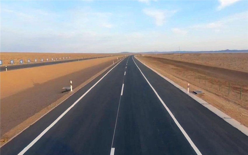 我国穿越沙漠最长的高速,耗资370亿,全程几乎看不到一辆车!