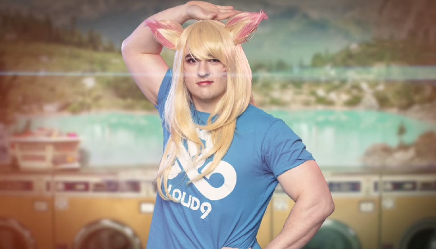 大胡子cos卡莎,c9女装抢镜网友直呼辣眼睛,sneaky却很美