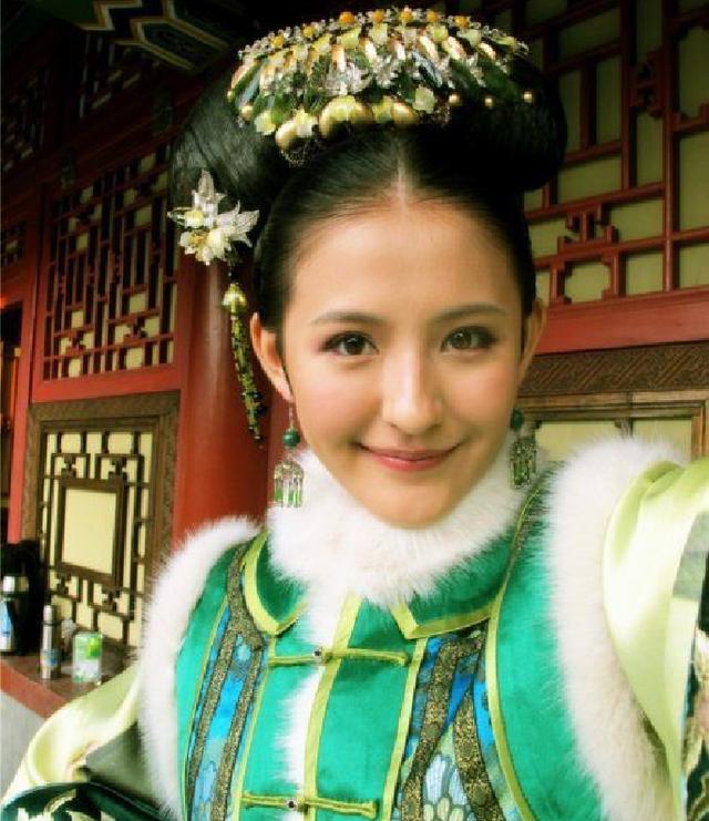 她是《甄嬛传》宁贵人,曾经英姿飒爽明艳照人 ,如今近照认不出