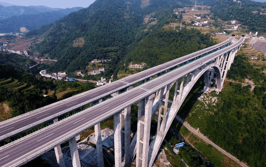 叙永至威信高速公路,简称叙威高速,起于叙永县震东镇普站附近,经大洞