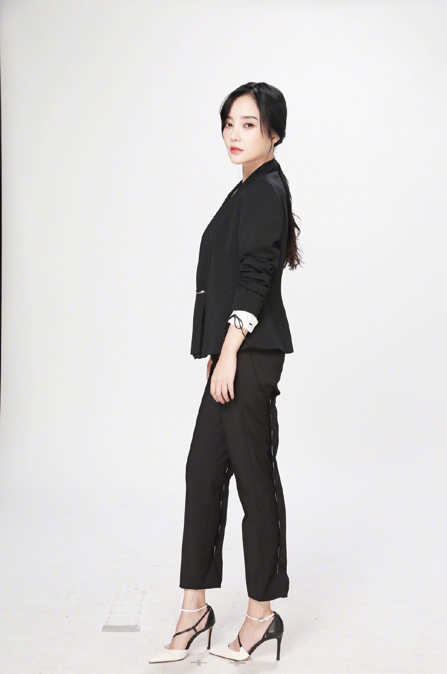 李小璐印花荷叶边雪纺衫,超短牛仔裤,满满的少女感