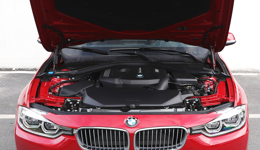 宝马3系汽车车身的长宽高为:4650*1811*1454mm,轴距为2810mm,在同级车