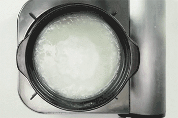 【养胃粥】米入锅煮