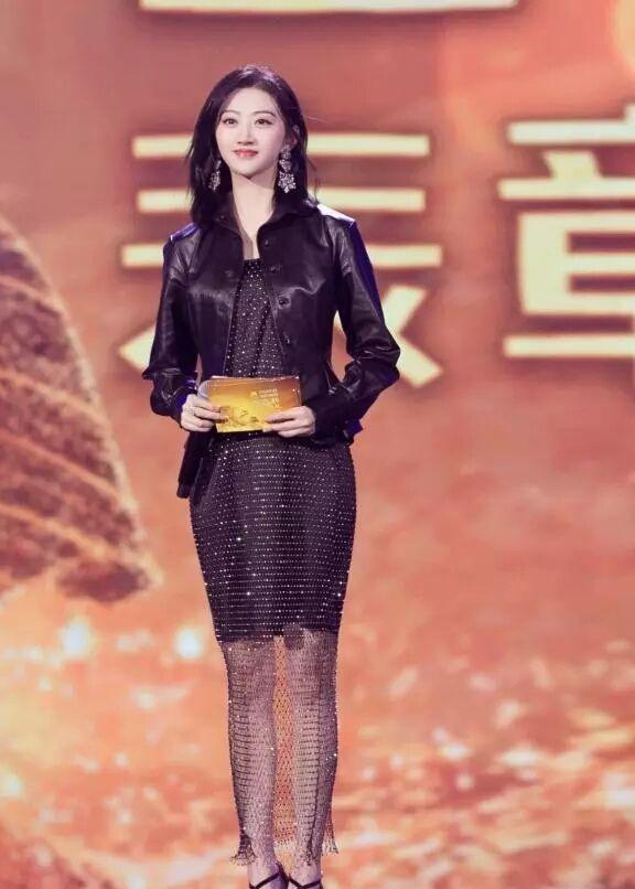 景甜穿的黑色的恨天高脚背都快和地面垂直成90度为了美真拼呀