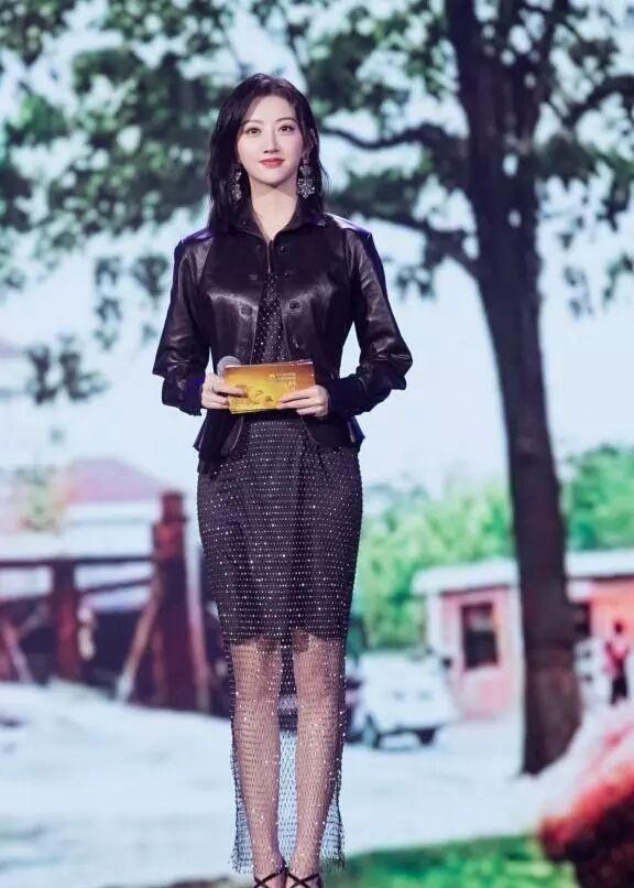 景甜穿的黑色的恨天高脚背都快和地面垂直成90度为了美真拼呀