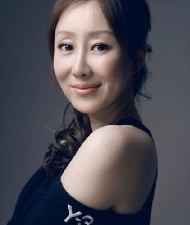 楠现任妻子叫潘蔚,两人在打高尔夫的时候相识,随后便走到了一起.