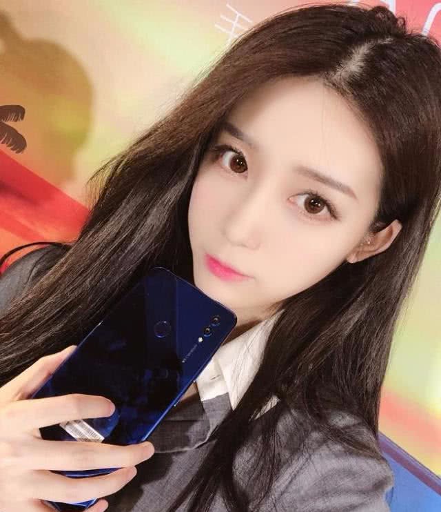 虎牙小熊去韩国参加活动,机场晒照,大长腿至少有一米一!