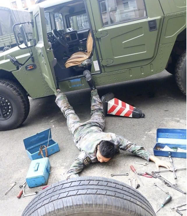 解放军部队上演炫富摔