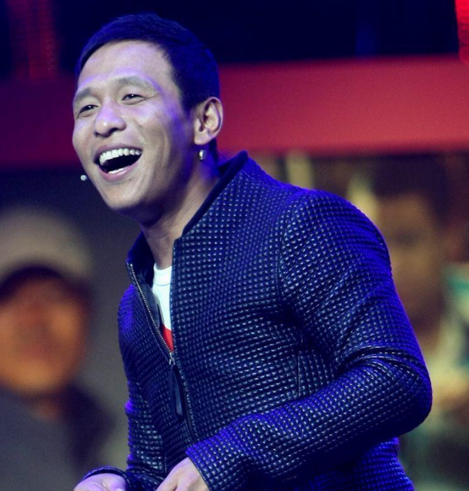 因为宋小宝本身个子不高,还很黑,要说长相也非常的不好看,在娱乐圈当