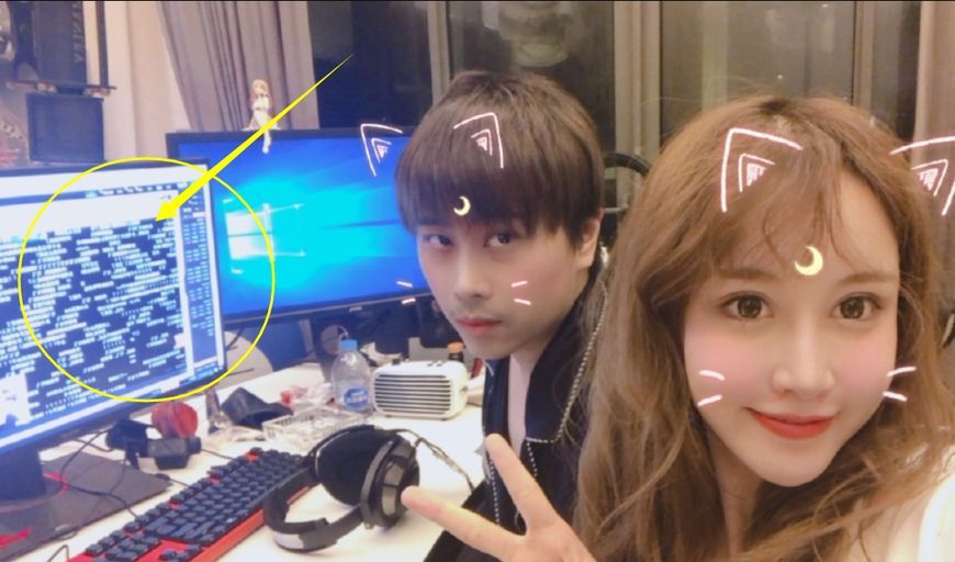 卢本伟坐在旁边不敢出镜 神情低落