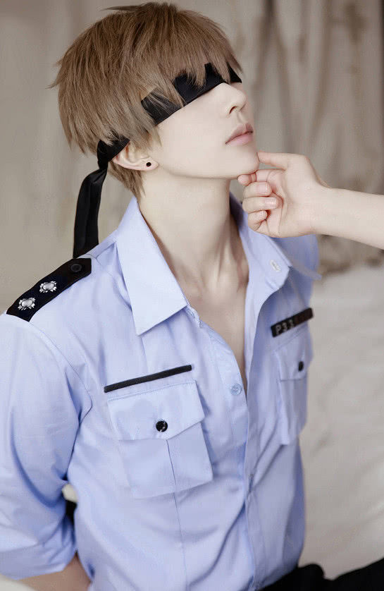 熊祁cos白起晒浴室照还原度爆表腰是真实存在的吗