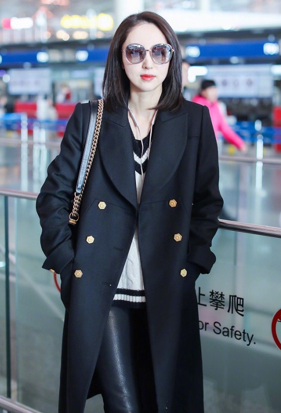 董璇大冬天,穿一条皮裤绷得紧,虽然酷美但是不冷吗?