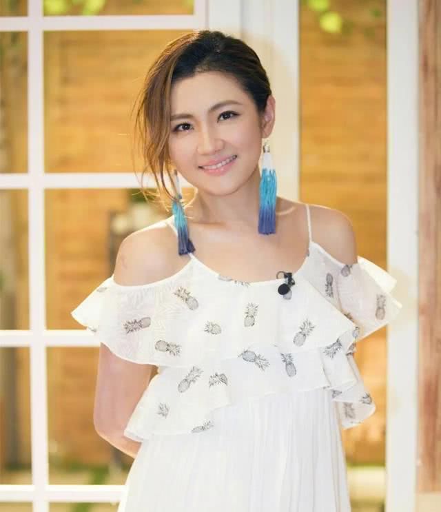 she万人演唱会,任家萱承认假唱,观众不仅没责怪,还表示谅解!