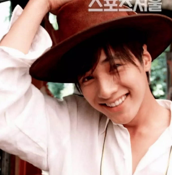 我们找到了元彬22年前的无修原图,这颜值放现在娱乐圈能排第几