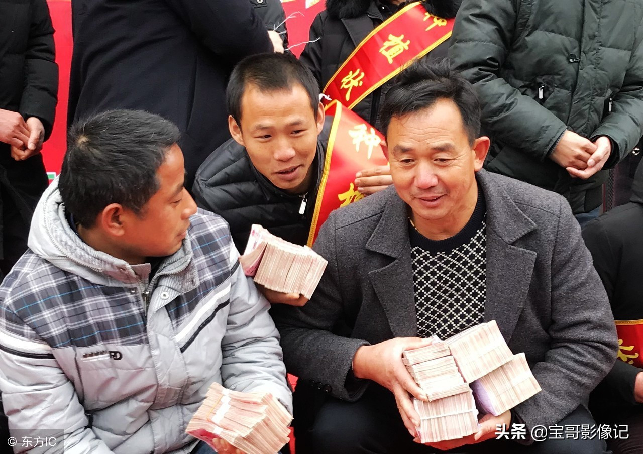 有钱的单位开年会发奖金老板员工喜笑颜开年终奖在路上