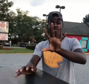 搞笑段子: 读大四那年,我喜欢上班上一女神,死缠烂打的粘着追了几个