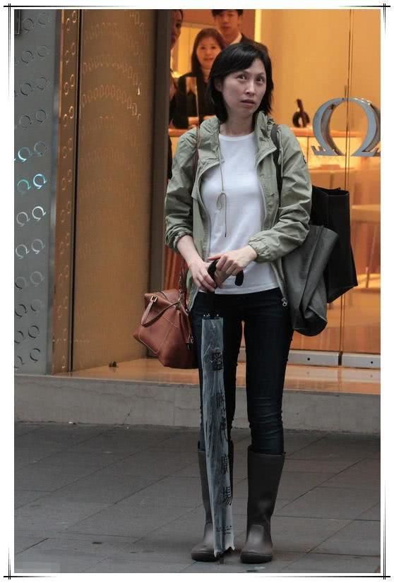 的感觉,加上黑色的长裤刷漆满分,就算是穿雨鞋也能穿出不一样的feel