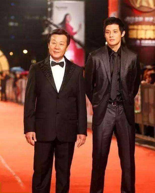 "老戏骨"寇世勋儿子曝光,颜值碾压小鲜肉,网友:最帅星二代!