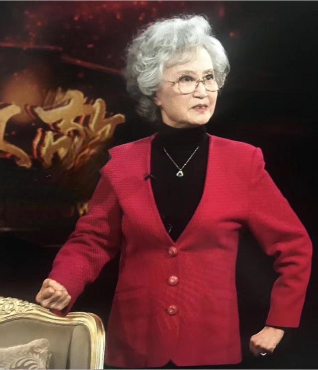 76岁杨春霞近照曝光,因扮演"白骨精"成经典,现满头白发仍健朗