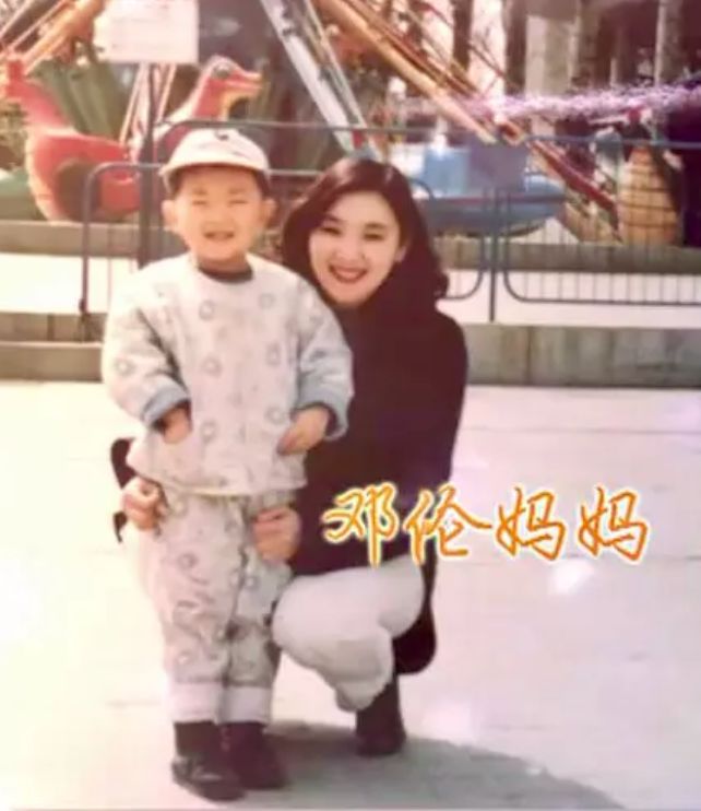 邓伦与妈妈合照曝光家庭背景很强大网友难怪他看不上杨紫