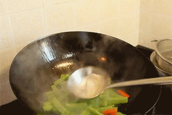 翻炒匀.关火,装盘.