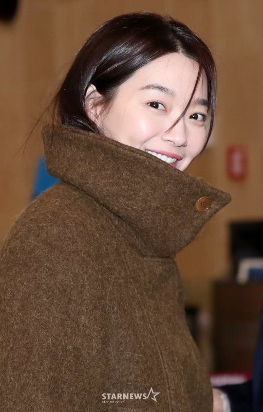 申敏儿素颜亮相机场皮肤好到爆 笑容超治愈美腿吸睛