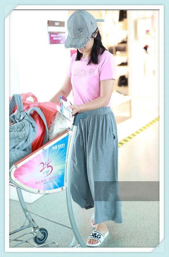 胡可穿粉色t恤撞上韩雪差8岁却一样嫩网友年龄只是摆设