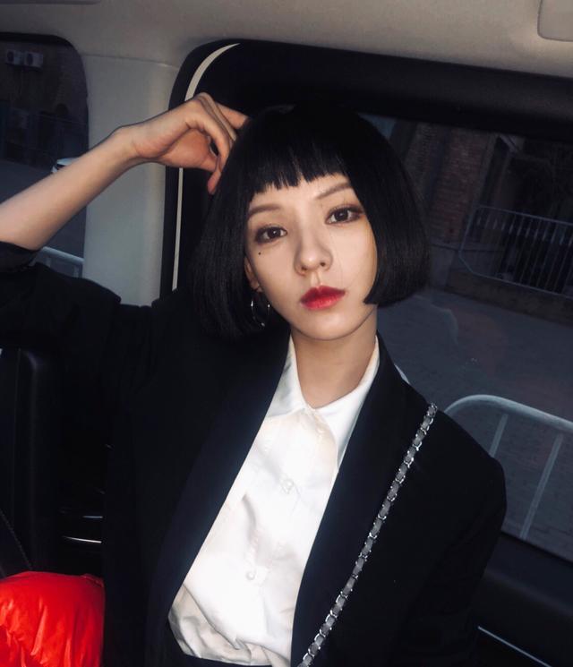张予曦换了款狗啃刘海短发气质变得更惊艳了看了也想剪短发