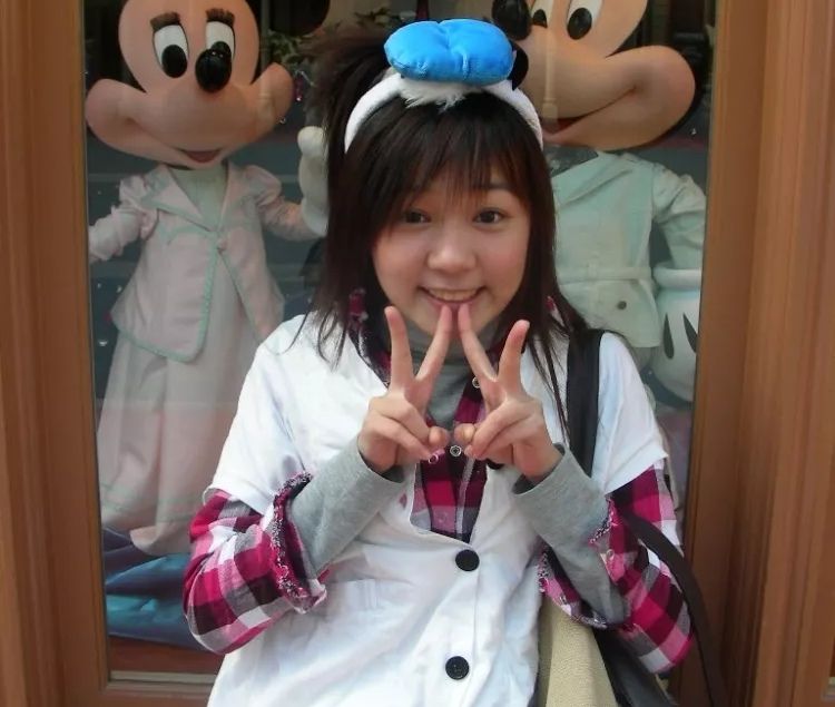 丫头原名叫詹子晴,有着嗲嗲的娃娃音,长相又十分可爱,脸蛋圆圆的像只