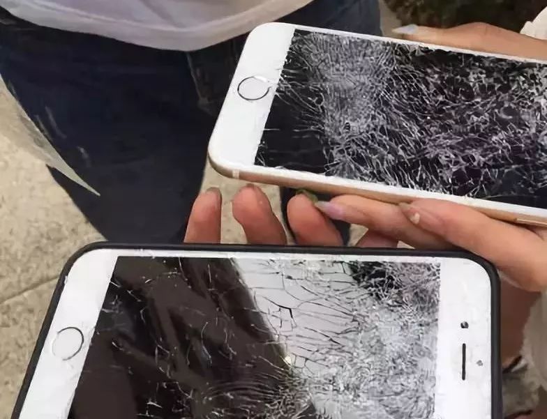 学生上课玩手机被老师一怒摔碎,家长拿来发票,该不该赔?