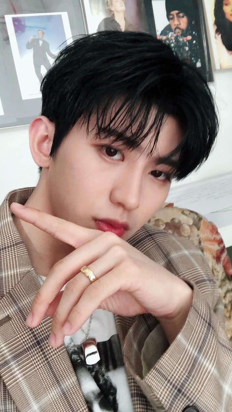 两大帅气男神,蔡徐坤收获鹿晗粉丝取代鹿晗?网友:难以选择