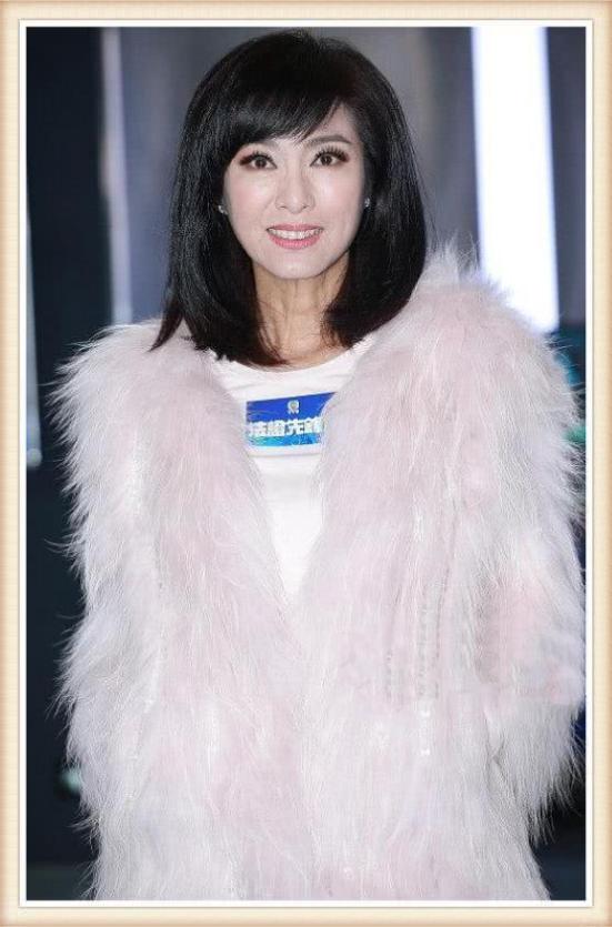 米雪美起来真不低调,一身粉嫩装扮俏皮优雅,63岁也少女感十足