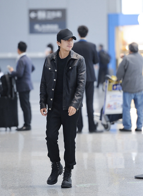 孙俪邓超出发参加金马奖,机场全黑look气场全开,简直帅翻了!